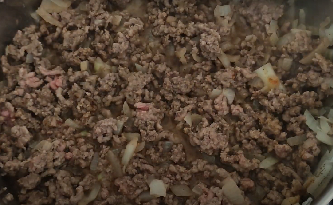 Легко, вкусно и необычно: рецепт перевернутого мясного пирога на сковороде